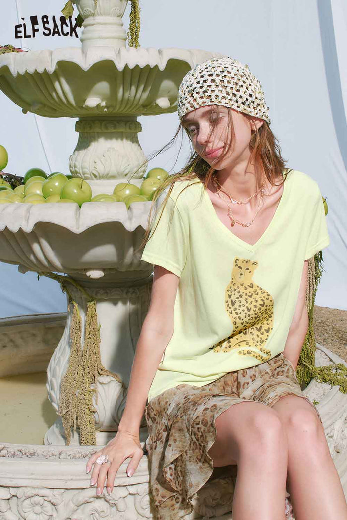 ELFSACK Cheetah Print V-Neck Slim Tee