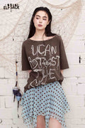 ELFSACK Hand-Drawn Letter Print Wide Neck Rivet T-Shirt