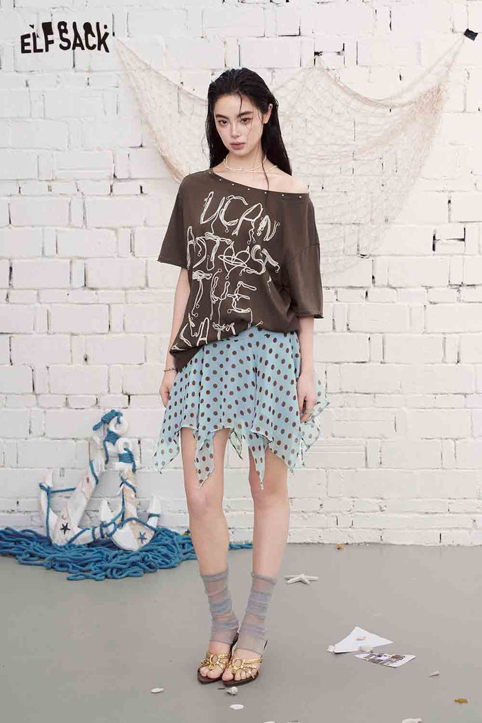ELFSACK Hand-Drawn Letter Print Wide Neck Rivet T-Shirt