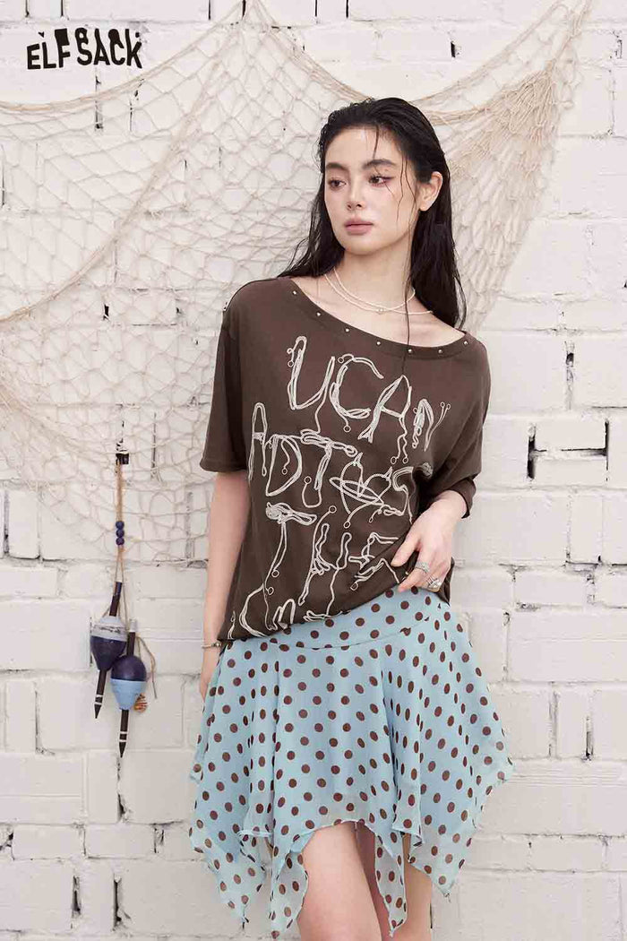 ELFSACK Hand-Drawn Letter Print Wide Neck Rivet T-Shirt