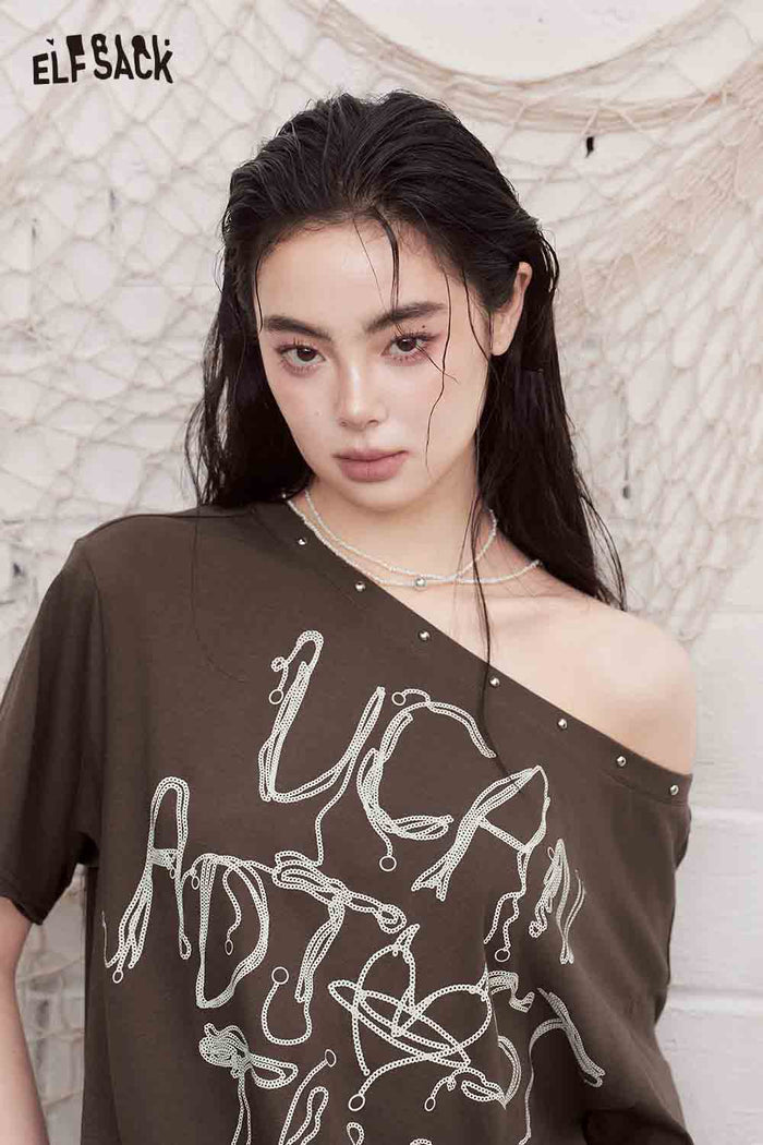 ELFSACK Hand-Drawn Letter Print Wide Neck Rivet T-Shirt
