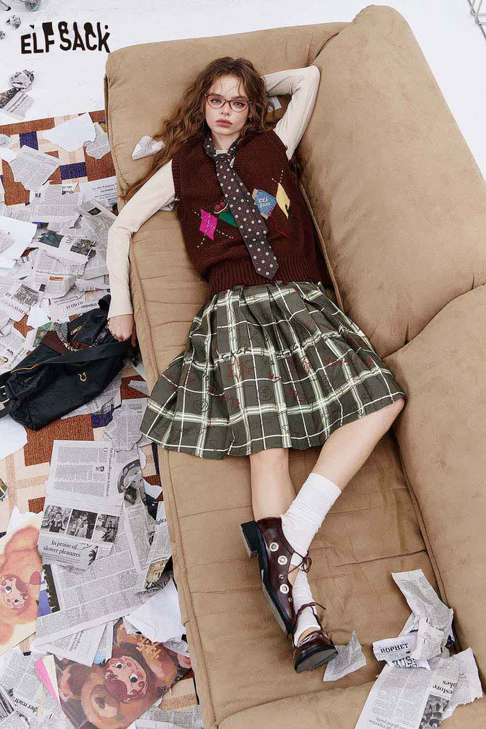 ELFSACK Polyester Blend Asymmetric Hem Multi Color Graffiti and Plaid Pattern Pleated Skirt